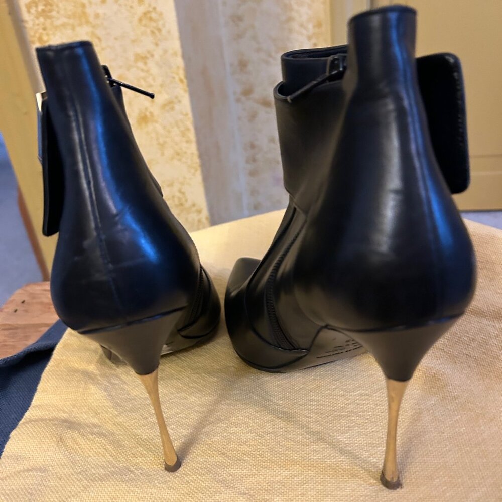 Nicholas Kirkwood Hexagon  Ankle boot in black leather  with a gold tone heel / - Picture 10 of 13
